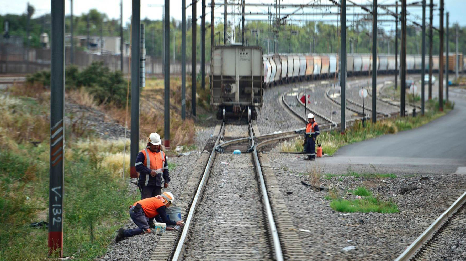 Tren golpea a camión de carga en carretera de Nuevo León 